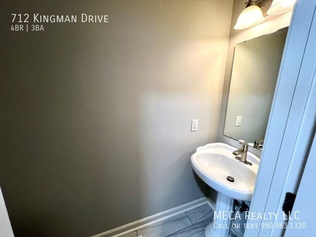 Building Photo - 712 Kingman Dr