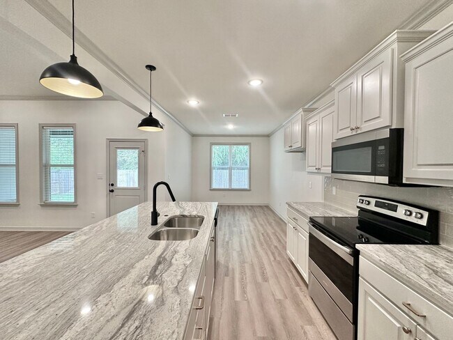Building Photo - Coming Soon: 3 Bedroom 2 Bath Home in Tyler!