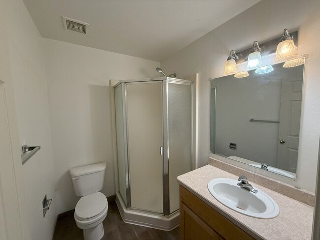 Building Photo - WARM 2 BEDROOM TOWNHOME LOCATED IN SW REDMOND!