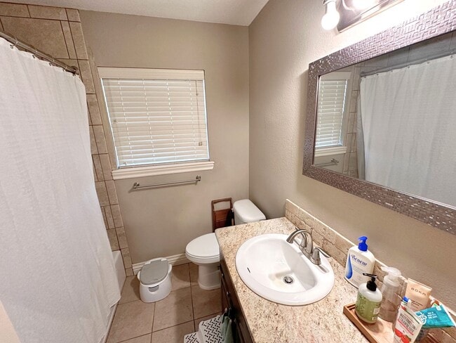 Building Photo - 4657 SE Brighton Dr