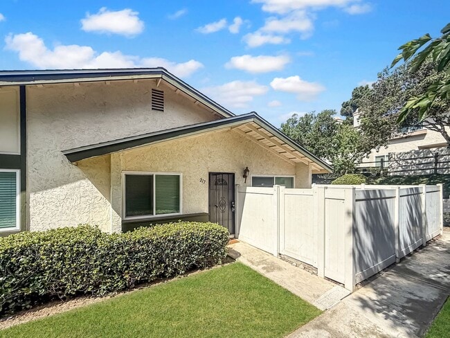 Building Photo - Nice 2B/2BA w/ Private Patio, A/C, Washer/...