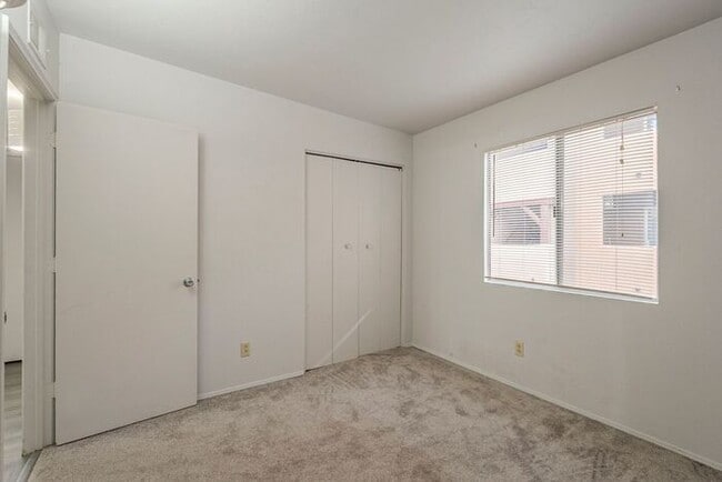 Building Photo - Bright 3-Bedroom Condo with Community Perks in Central Tucson