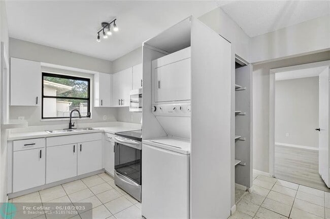 Building Photo - 3317 NE Jeannette Dr
