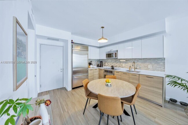 Building Photo - 1300 Brickell Bay Dr