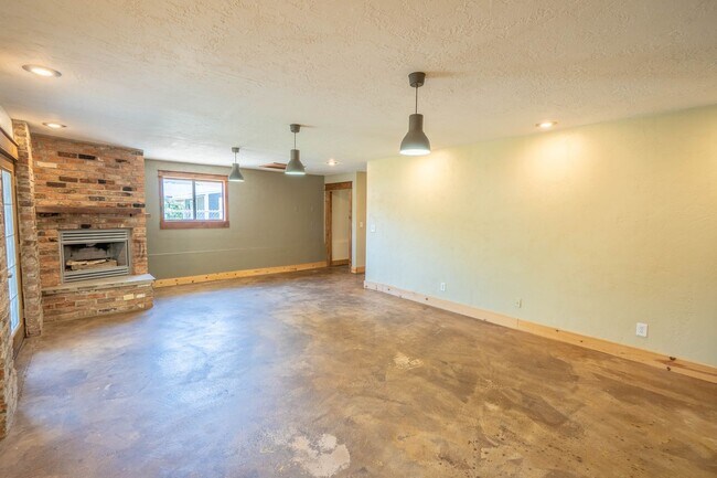 Building Photo - Single-Level 3 Bed / 2 Bath in Ogden — 1907 Charm Near Historic 25th Street