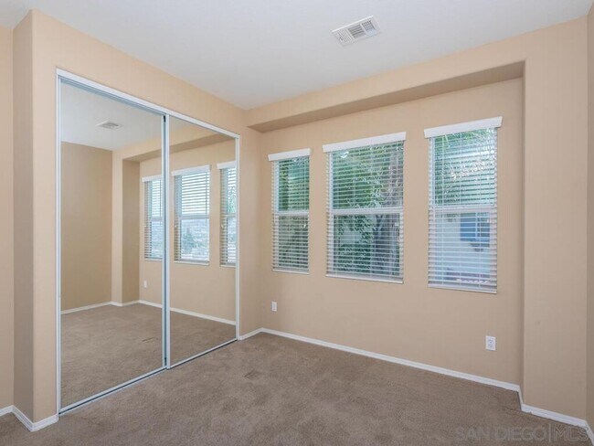 Building Photo - 425 S Meadowbrook Dr