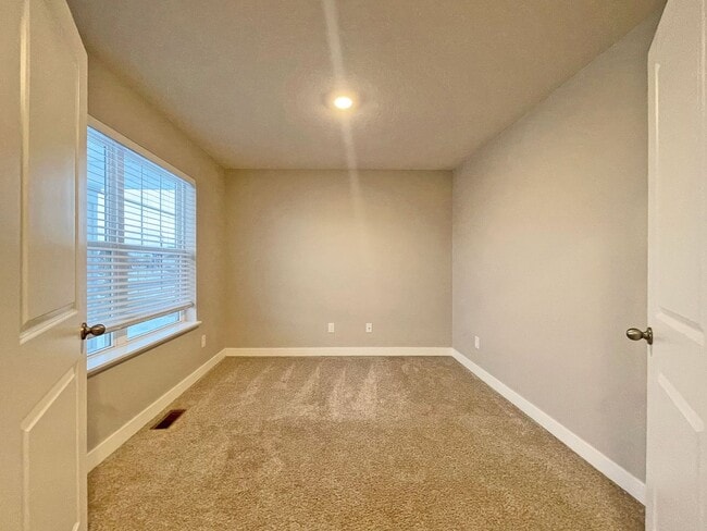 Building Photo - Gorgeous Like-New Home in Copper Hills, Never Rented, Fenced Yard, Huge Family Room, 3-Car Garage...