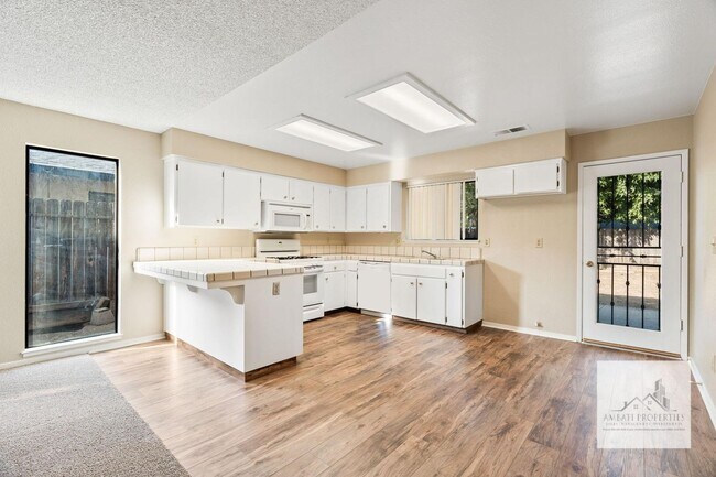 Building Photo - Four Bedroom Home In Clovis!