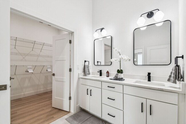 Building Photo - A charming coastal townhouse, just minutes from downtown St. Pete!