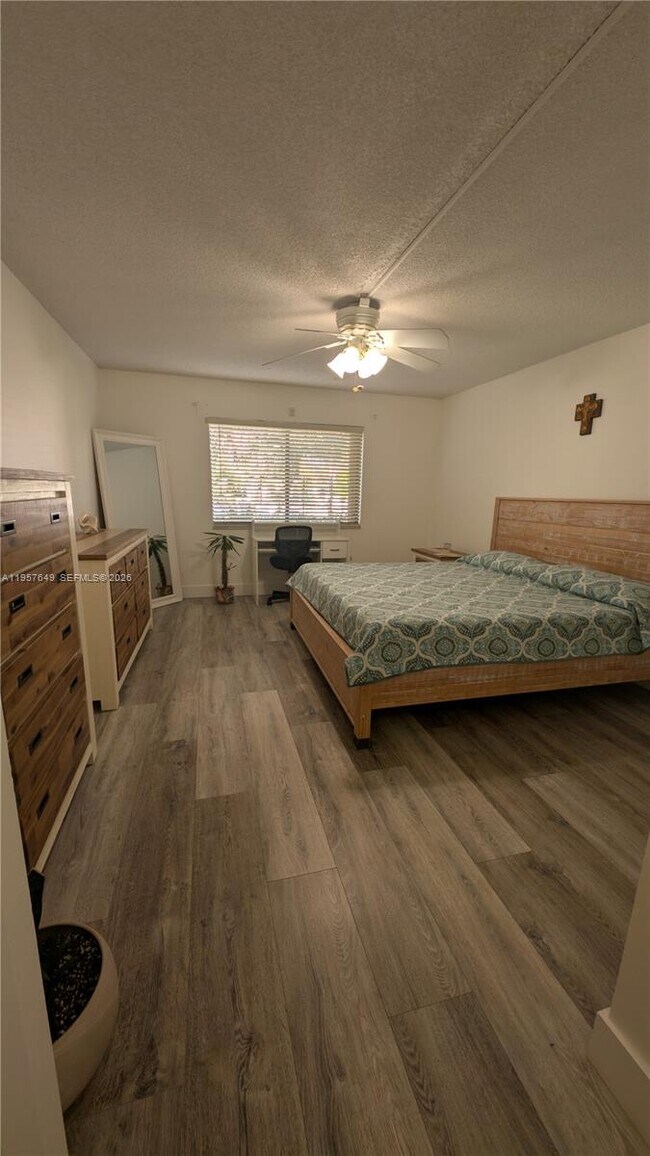 Building Photo - 369 Lakeview Dr