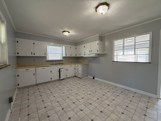 Building Photo - 3 Bedroom 1.5 Bathroom Home Located in Greeneville, TN