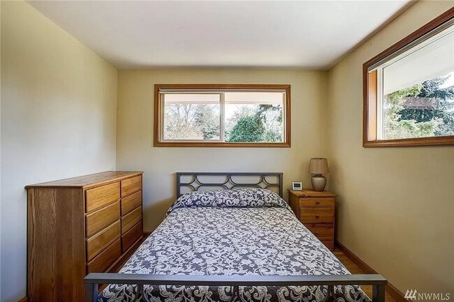 Building Photo - Beautiful and bright 3 bed / 2 bath rambler for rent!