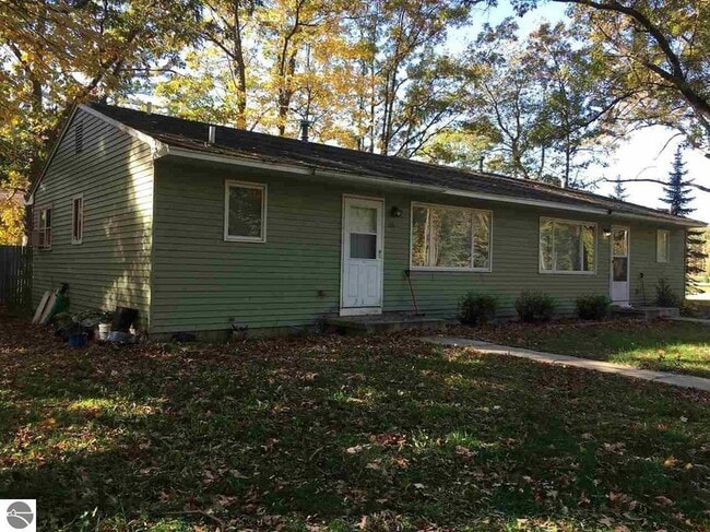 Building Photo - 2 BR Duplex in Convenient Neighborhood - PET FRIENDLY