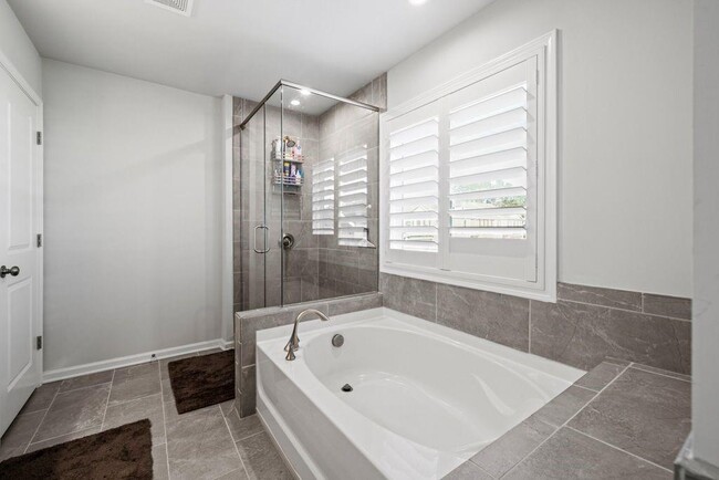 Building Photo - 2615 Quarterdeck Dr