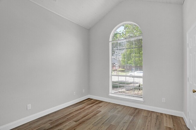 Building Photo - Cute, Quiet and ready NOW