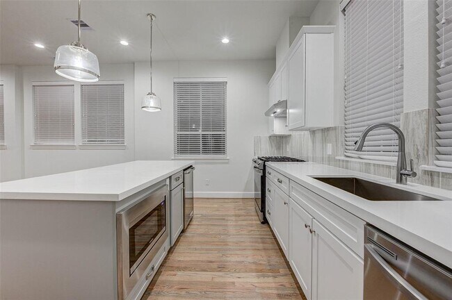 Building Photo - 2808 Grand Fountains Dr