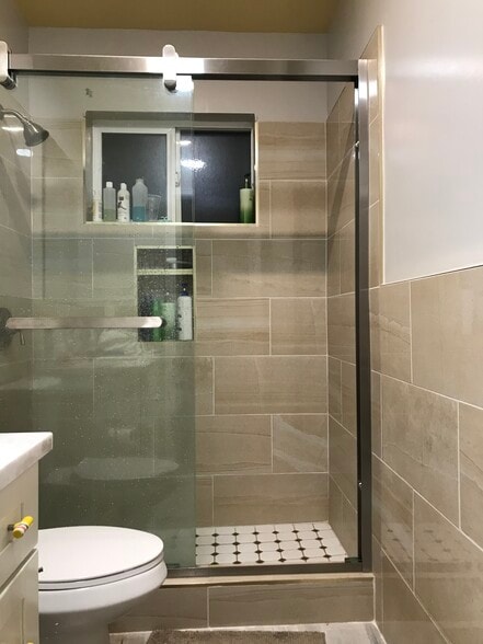 Shower standing - 1579 Florida Ave