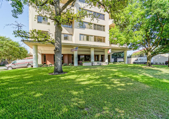 Building Photo - 1400 Hermann Park Dr