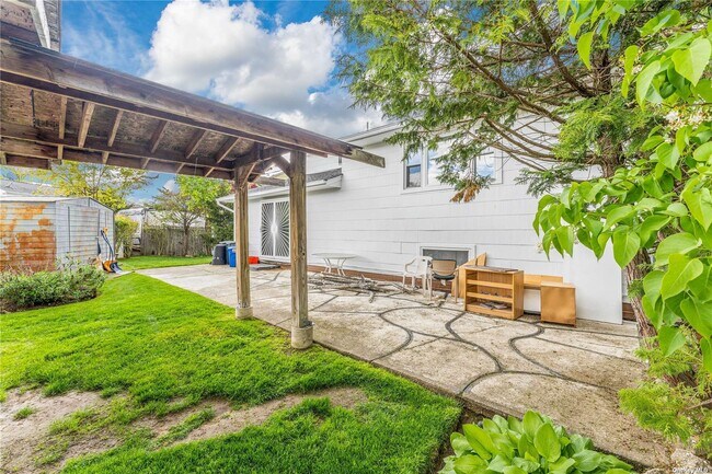 Building Photo - 747 Iris Pl