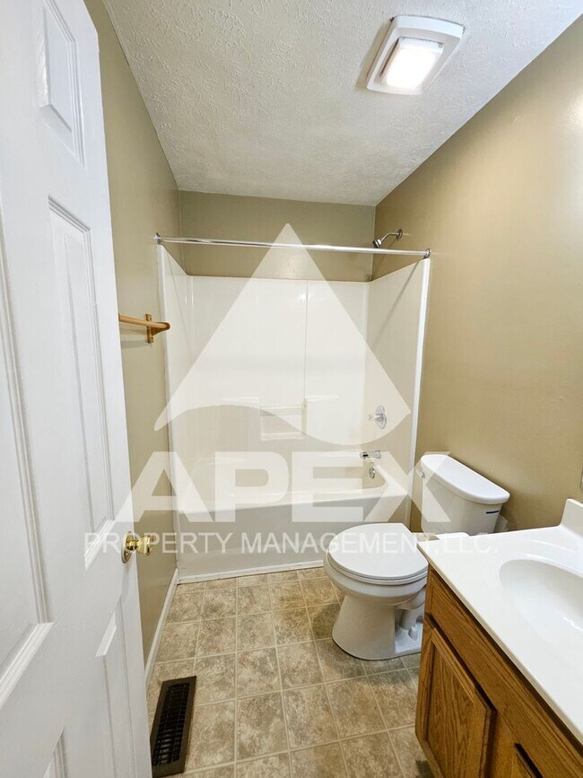 Building Photo - MOVE-IN SPECIAL,NO RENT TIL MAY 1ST! - Nice 2 Bd | 1.5 Ba Townhouse in West Knox Condo Community!