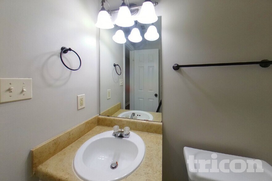 Building Photo - 705 Claven Ct