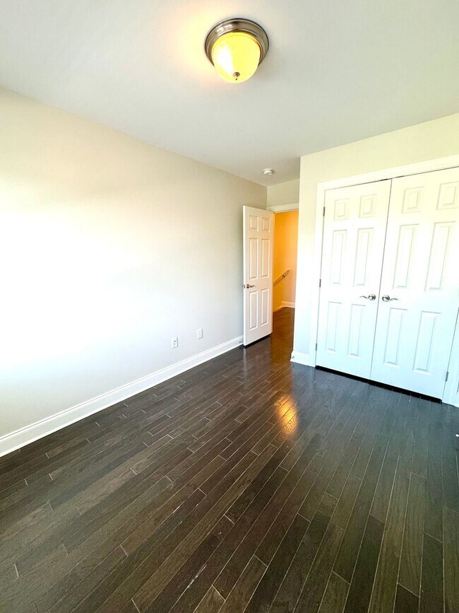 Building Photo - End Unit Townhouse for rent in Bluestone H...