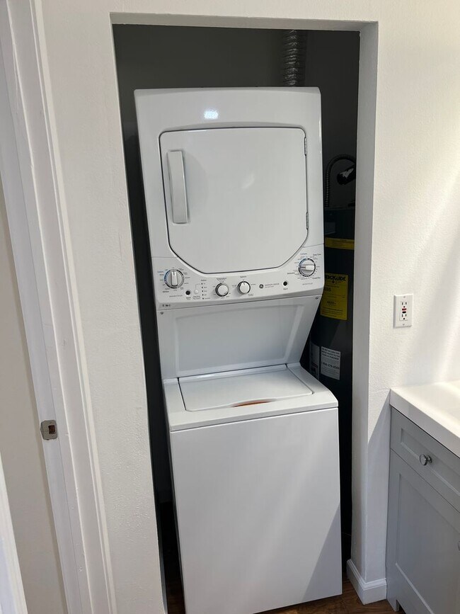 Building Photo - Newly renovated 2 bed x 1 bath on top floor in Kirkland!