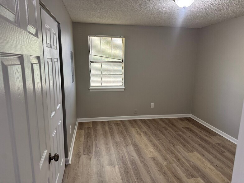 Building Photo - 3713 Village Trl