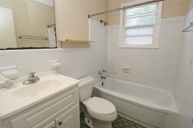 Building Photo - Your Next College Pad – 2BR/1BA, Pets Welcome, Washer/Dryer