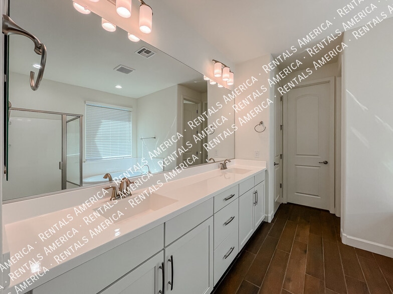 Building Photo - 657 W Browning Pl