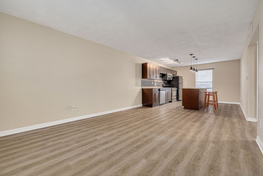 Building Photo - 2808 W Azeele St