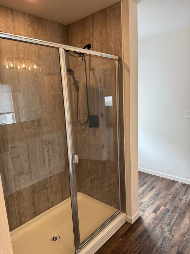 Building Photo - Hillsboro Townhouse/Condo