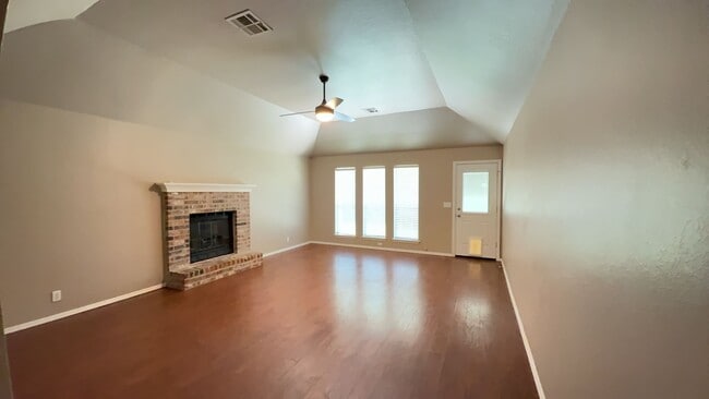 Building Photo - Welcome to this charming 3-bedroom, 2-bath...