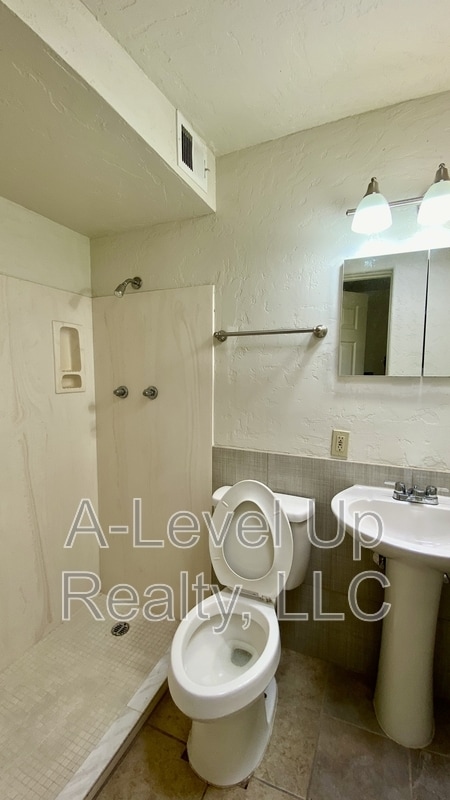 Building Photo - 700 W Calle Colado