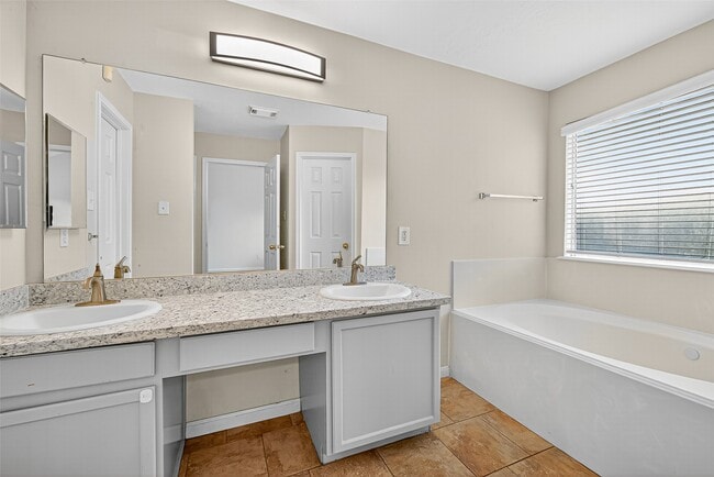 Building Photo - 15242 Kingsbridge Way