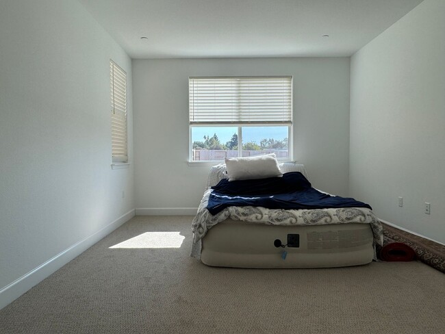 Building Photo - Avail 6/1. Solar home in 55+ gated communi...