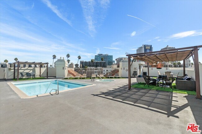 Building Photo - 620 S Gramercy Pl