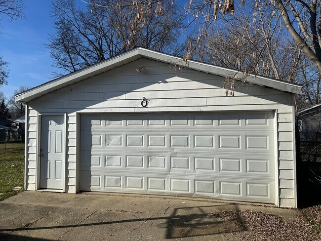 Building Photo - 2192 S Graham Rd