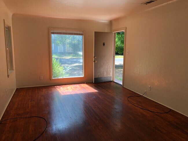 Building Photo - *RESERVE FOR SUMMER 2026* 5 Bedroom 3 Bath Chico Charmer