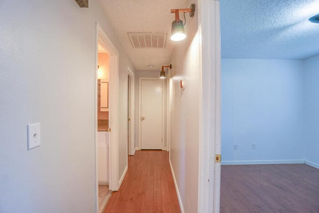 Building Photo - THREE BEDROOM HOUSE IN VANCOUVER