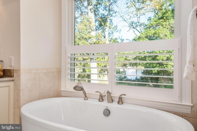 Building Photo - 1576 Bay Head Rd