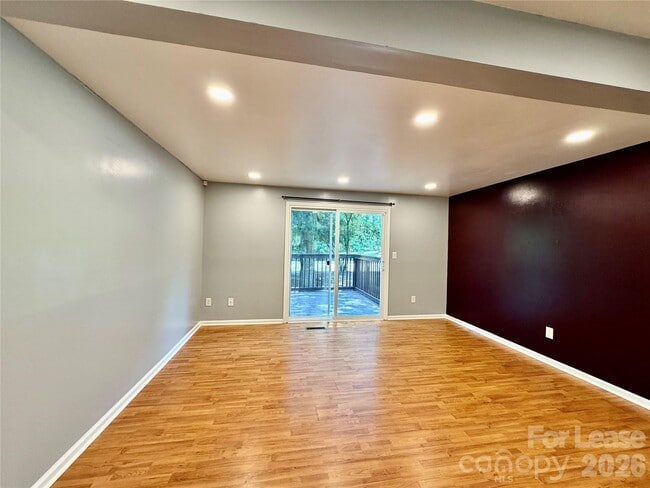 Building Photo - 9604 Vinca Cir