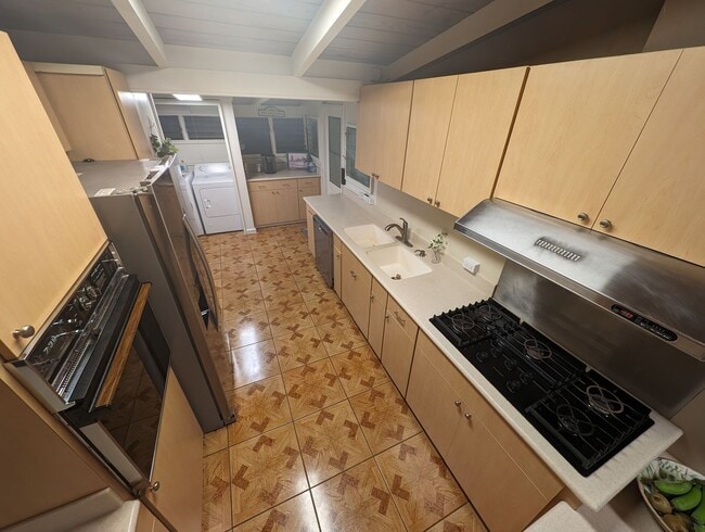 Building Photo - Country living in the City - Huge bonus room, entertainment deck, covered lanai and lots of storage.