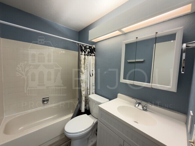 Building Photo - Spacious Split Level