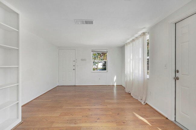 Building Photo - 617 Lyndhurst St