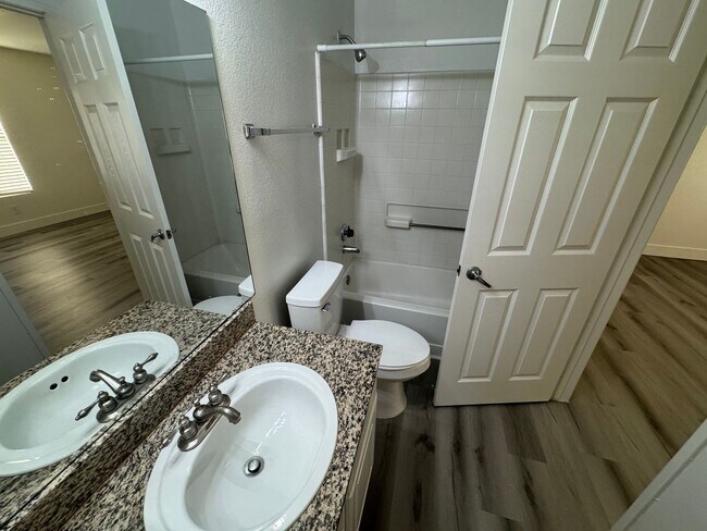 Building Photo - Bright spacious condo near Sunrise Mountain