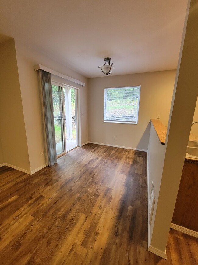 Building Photo - Freshly Painted Duplex in the Heart of Sil...