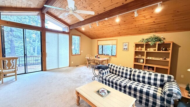 Building Photo - 26823 Crestview Dr