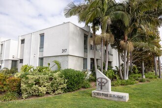 Building Photo - 2-bed, 2-bath 972sqft condo, walking distance to beach in Carlsbad Village, literally one block o...