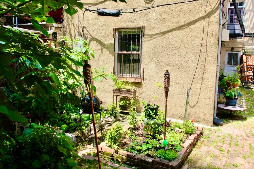 Courtyard garden - 516 Saint Paul St